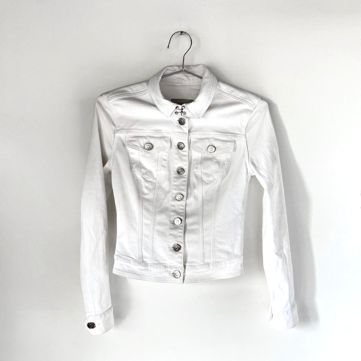 Burberry White Fitted Denim Jacket